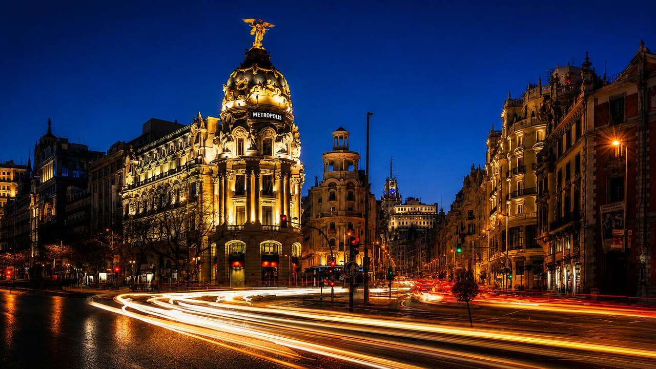 Edificio Metrópolis iluminado al anochecer en la Gran Vía de Madrid, ciudad donde se realizan los tours de VolgaTours